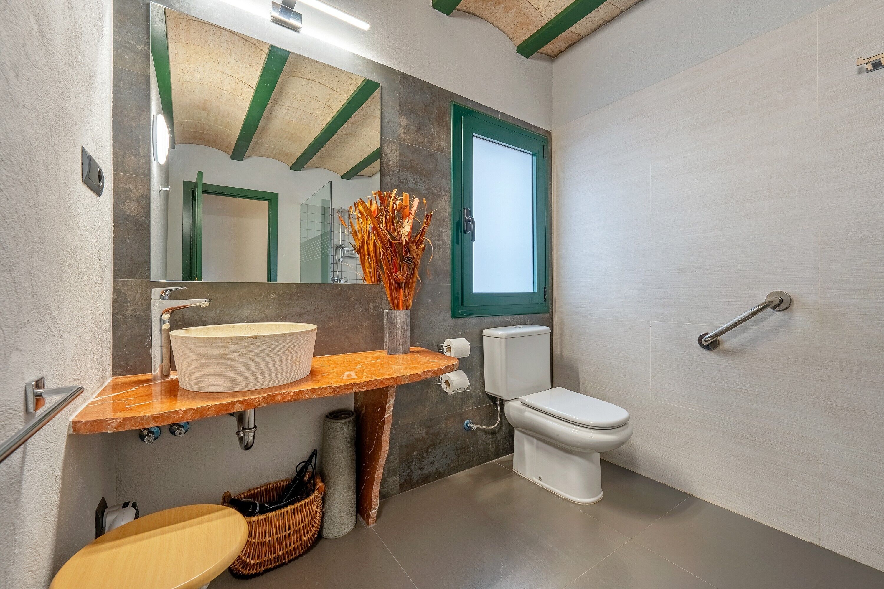 Dusche, kostenlose Toilettenartikel, Haartrockner, Handtücher
