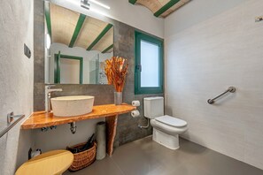 Shower, free toiletries, hair dryer, towels - Vacation Home "Mas Lucena" with Private Pool, Private Terrace & Wi-Fi (Alforja)
