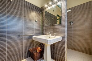 Ducha, artículos de higiene personal gratuitos y secador de pelo