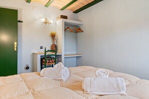 5 bedrooms, free WiFi, bed sheets - Vacation Home "Mas Lucena" with Private Pool, Private Terrace & Wi-Fi (Alforja)