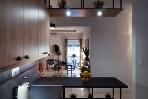 Oppvaskmaskin, kaffetrakter/tekoker, høy barnestol og kjøkkenutstyr