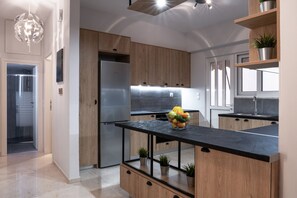 Oppvaskmaskin, kaffetrakter/tekoker, høy barnestol og kjøkkenutstyr