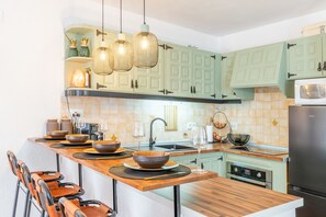 Kjøleskap, mikrobølgeovn, ovn og kokeplater