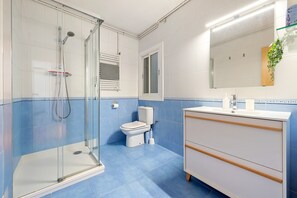 Dusche, Haartrockner, Handtücher