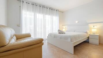 1 slaapkamer, een strijkplank/strijkijzer, gratis wifi, beddengoed