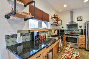Fridge, microwave, oven, stovetop - Moab Digs - Your Downtown Basecamp! (Moab)