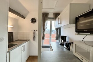 Fridge, microwave, oven, coffee/tea maker