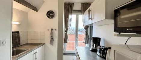 Fridge, microwave, oven, coffee/tea maker