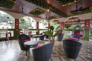 Outdoor dining - Palm Springs Beach Resort - Gorai (Mumbai)