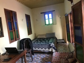 1 habitación, tabla de planchar con plancha y ropa de cama 