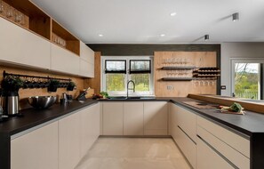 Réfrigérateur, un four, lave-vaisselle, cafetière-théière