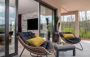 Televisie, een open haard, een dvd-speler en een stereo