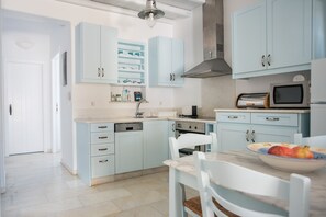 Dishwasher, coffee/tea maker, highchair, cookware/dishes/utensils - Family Seafront Villa, 1´ From the Beach (Paros)