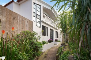 Exterior detail - Holiday Home 'Casa Do Lenhador' with Sea View, Private Garden and Wi-Fi (Canhas)