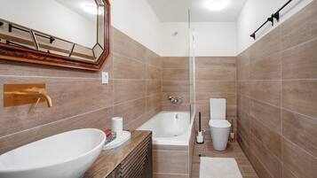 Douche, sĂšche-cheveux, serviettes fournies