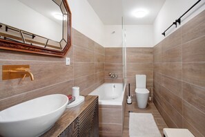 Shower, hair dryer, towels - Holiday Home 'Casa Do Lenhador' with Sea View, Private Garden and Wi-Fi (Canhas)