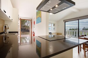 Interior - Holiday Home 'Casa Do Lenhador' with Sea View, Private Garden and Wi-Fi (Canhas)