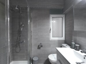 Shower - 2BR Next to the National Gallery (Athens)