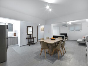 In-room dining - 2BR Next to the National Gallery (Athens)