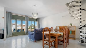 Un comedor con una mesa, sillas y un sofá azul.