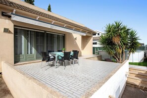 Outdoor dining - Holiday Home 'Casa De Vacaciones La Terraza' with Private Pool, Wi-Fi and Air Conditioning (Riumar)