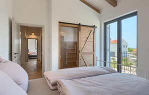 4 bedrooms, travel cot, free WiFi, bed sheets - Pet friendly home in Svetvincenat (Svetvincenat)