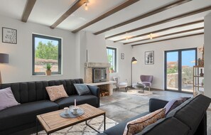 TV, fireplace - Pet friendly home in Svetvincenat (Svetvincenat)