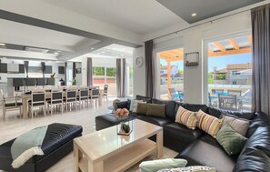 TV, DVD player, pebolim, aparelho de som