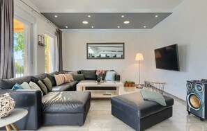 TV, DVD player, pebolim, aparelho de som