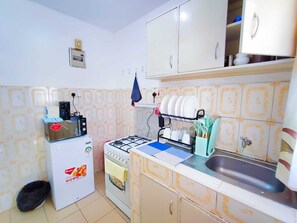 Fridge, microwave, oven, coffee/tea maker - Kwetu Residence, one bedroom ensuite 4KM to Jomo Kenyatta Int Airport (Nairobi, Kenya)