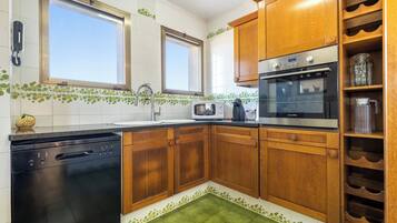 Frigorifero, microonde, forno, piano cottura