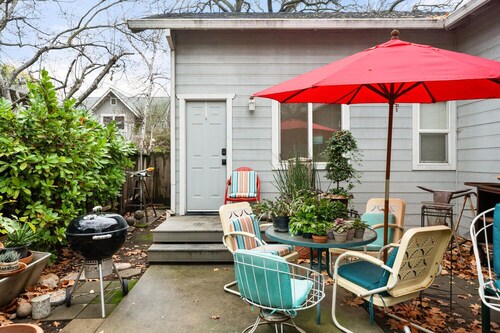 This guest house is a 0 bedroom(s), 1 bathrooms, located in Chico, CA.