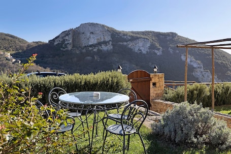Outdoor dining. Apartment "Casa Virginia - Corbezzolo" with Shared Pool & Wi-Fi