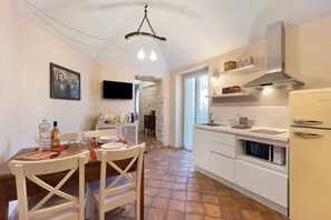 Fridge, microwave, stovetop, coffee/tea maker - Apartment "Casa Virginia - Corbezzolo" with Shared Pool & Wi-Fi (Orco Feglino)