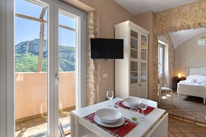 Dining - Apartment "Casa Virginia - Vigna" with Sea View, Shared Pool & Wi-Fi (Orco Feglino)