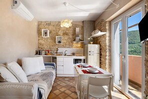 Fridge, microwave, stovetop, coffee/tea maker - Apartment "Casa Virginia - Vigna" with Sea View, Shared Pool & Wi-Fi (Orco Feglino)