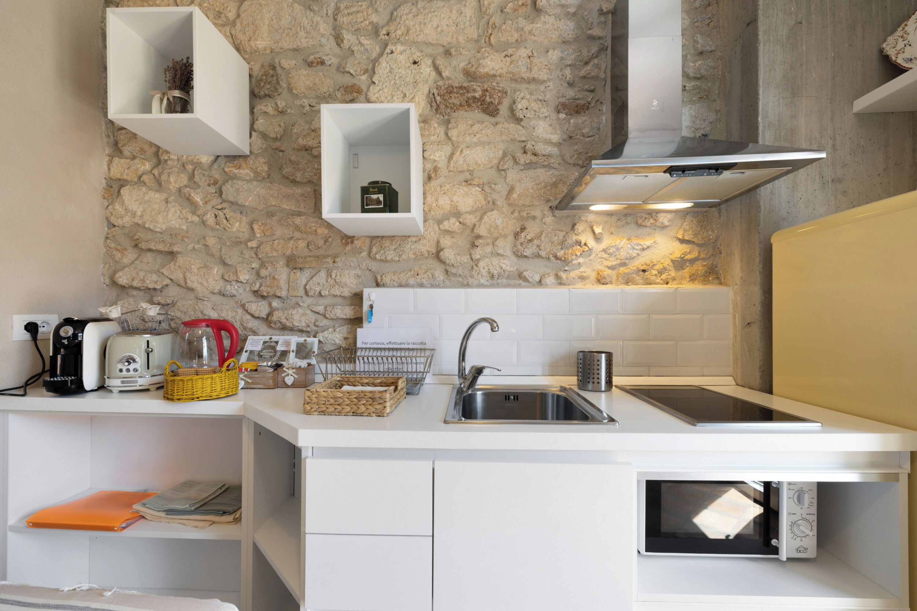 Réfrigérateur, micro-ondes, plaque de cuisson, cafetière/bouilloire