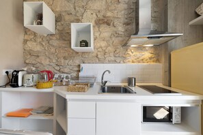 Kühlschrank, Mikrowelle, Herdplatte, Wasserkocher mit Kaffee-/Teezubehör