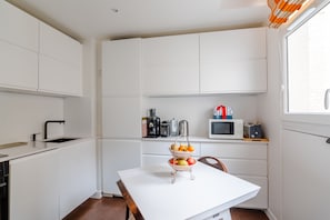 Een koelkast, een magnetron, een oven, een kookplaat
