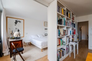 1 bedroom, WiFi, bed sheets - Culture and Colour, by Veeve (Paris)
