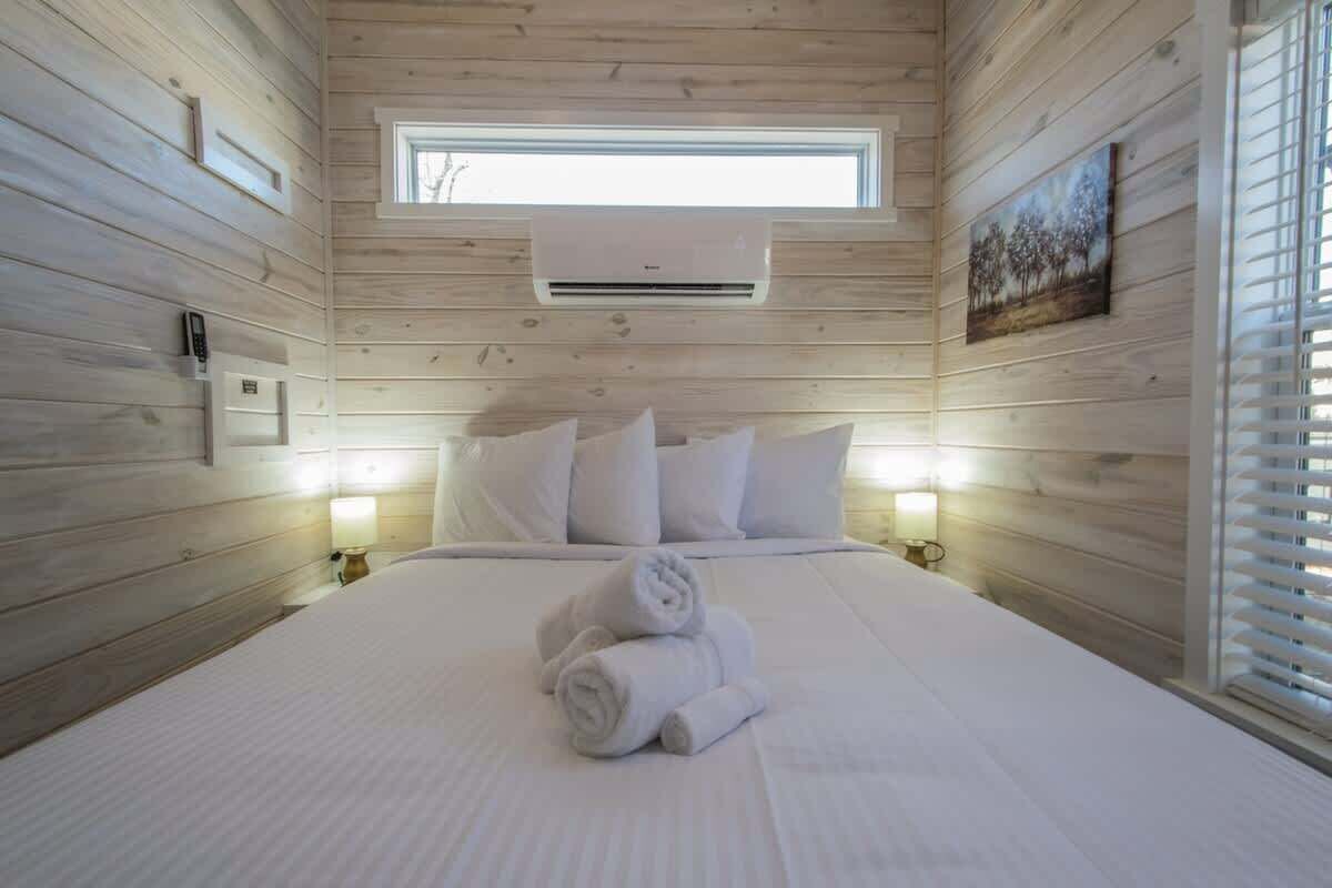 Cozy 1br Tiny Home W/ Pool Access | Free Tix - Hendersonville, NC