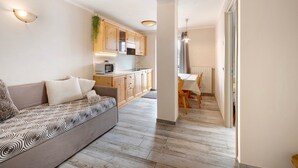 A modern apartment with a living room, kitchen, and dining area. - Apartment 'Appartamento Zefiro' with Mountain View, Balcony and Wi-Fi (Livigno)