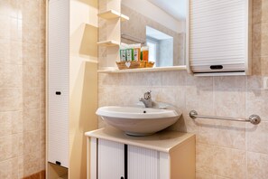 Douche, sèche-cheveux, serviettes fournies