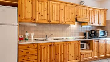 Kühlschrank, Mikrowelle, Herdplatte, Geschirrspüler