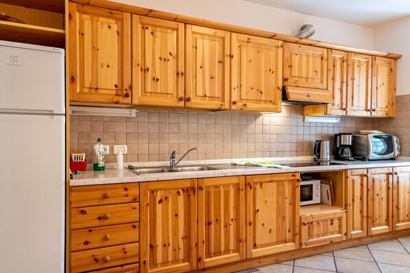 Kühlschrank, Mikrowelle, Herdplatte, Geschirrspüler