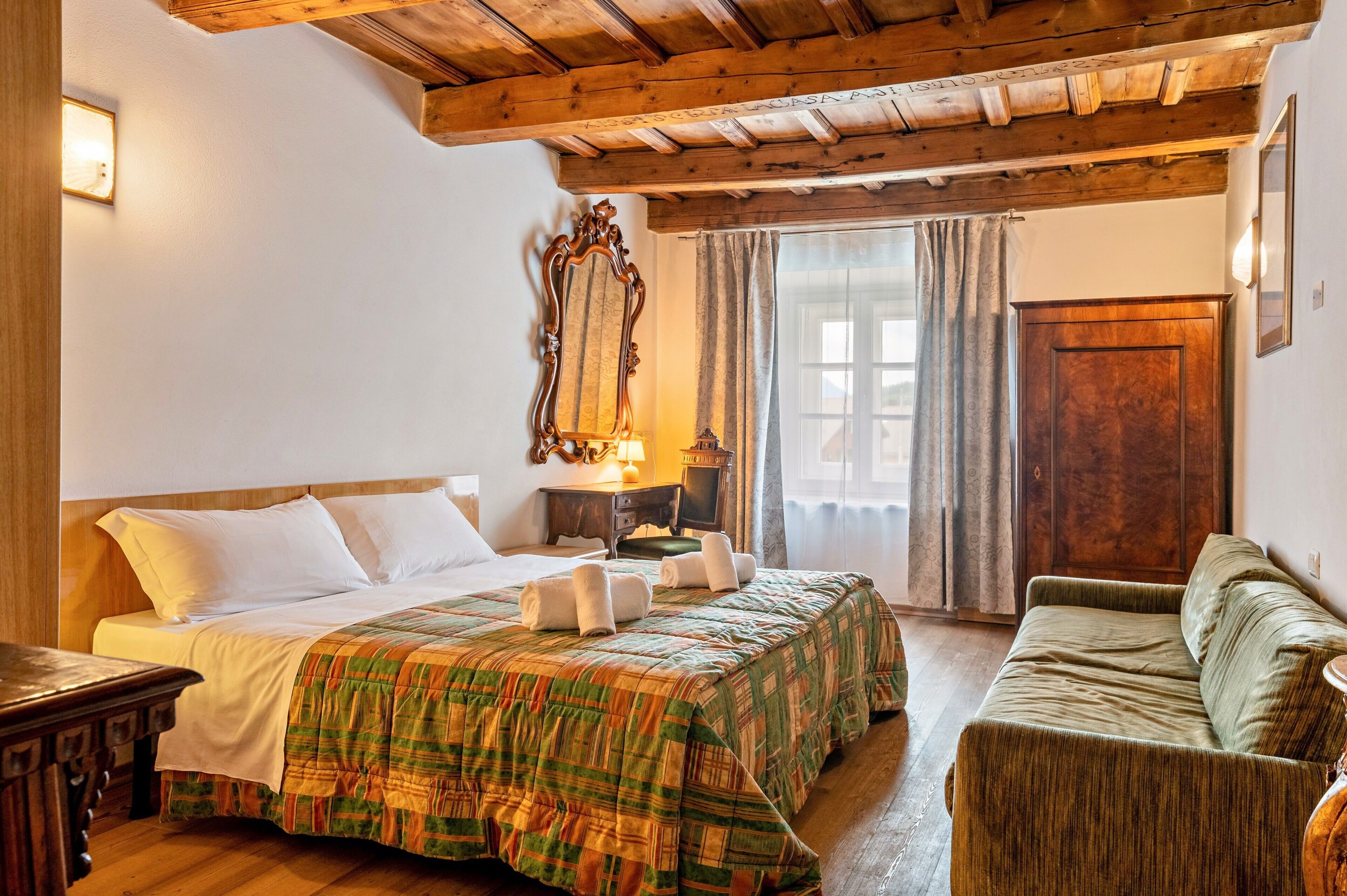 4 bedrooms, iron/ironing board, free WiFi, bed sheets