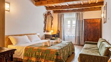 4 bedrooms, iron/ironing board, free WiFi, bed sheets