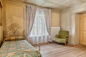 4 makuuhuonetta, silitysrauta/-lauta, ilmainen Wi-Fi, vuodevaatteet