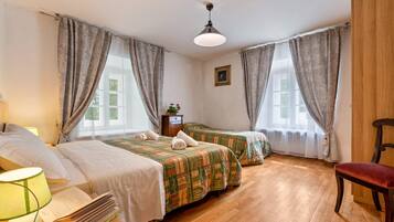 4 bedrooms, iron/ironing board, free WiFi, bed sheets