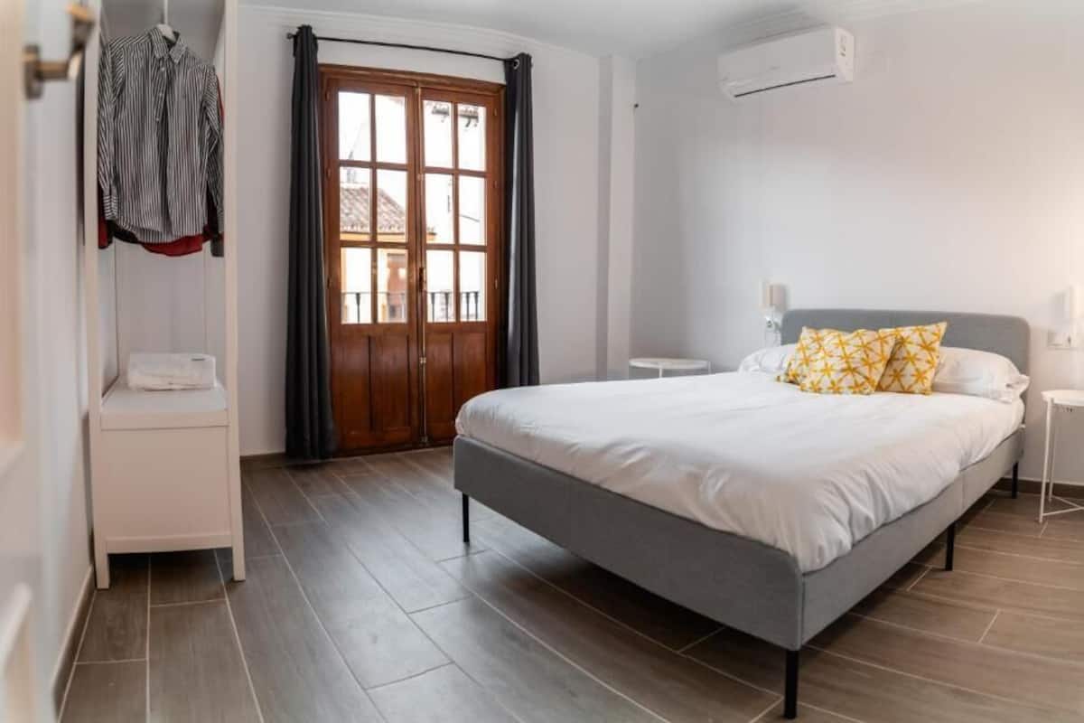 Apartment | Premium bedding, down duvets, individually furnished, desk